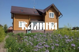 Коттедж с постройками у реки